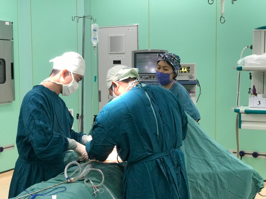 Bệnh viện Vũng Tàu kích hoạt báo động đỏ cấp cứu bệnh nhân A. bị vết thương bằng dao bấm đâm vào tim.