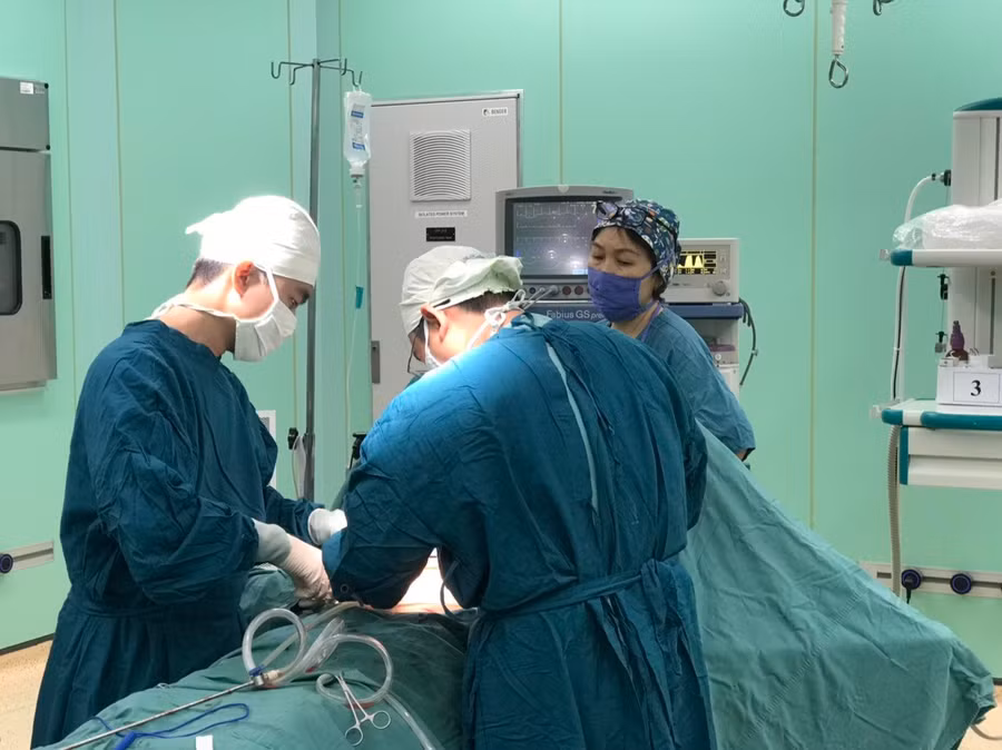 Bệnh viện Vũng Tàu kích hoạt báo động đỏ cấp cứu bệnh nhân A. bị vết thương bằng dao bấm đâm vào tim.