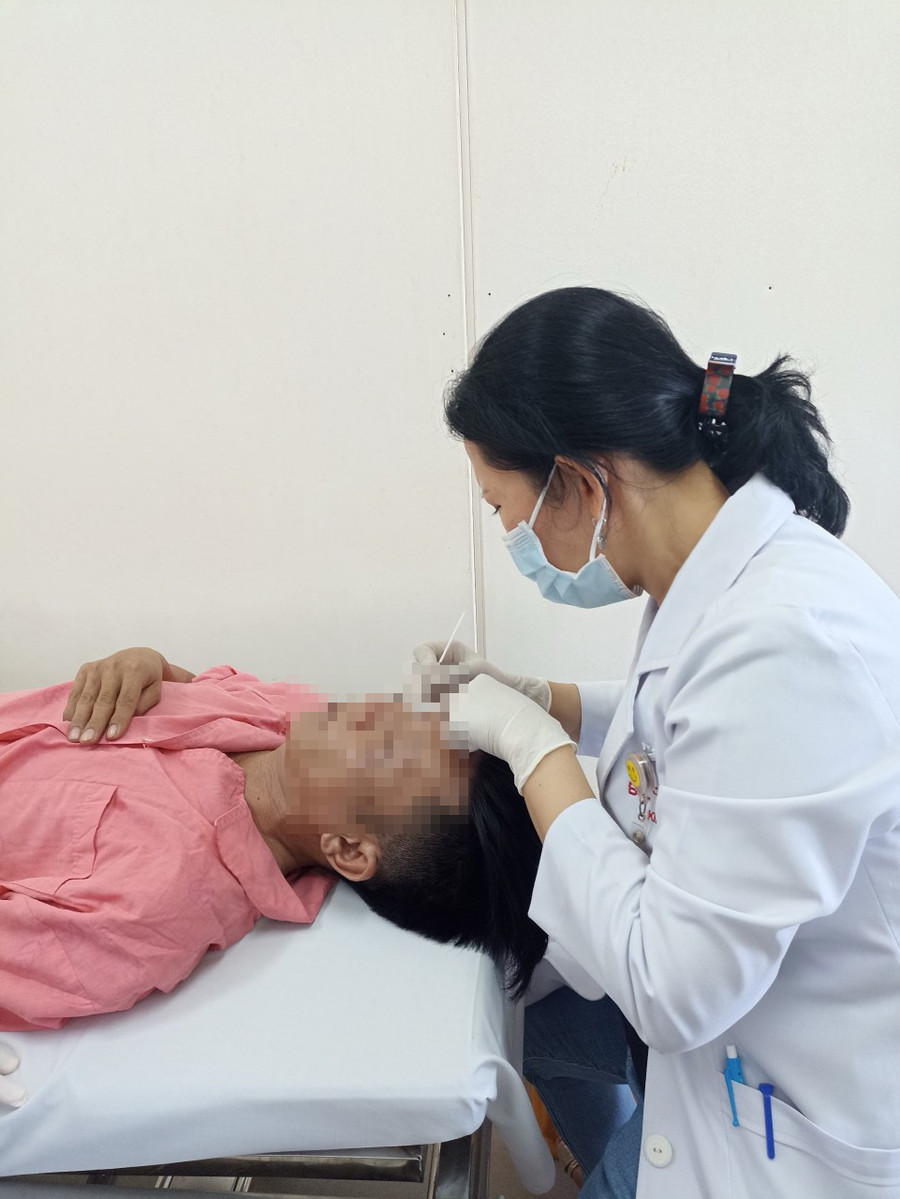 3 bệnh nhân điều trị tại khoa Mắt có tiến triển tốt, riêng có một trường hợp tổn thương phỏng chuyển biến nặng hơn.