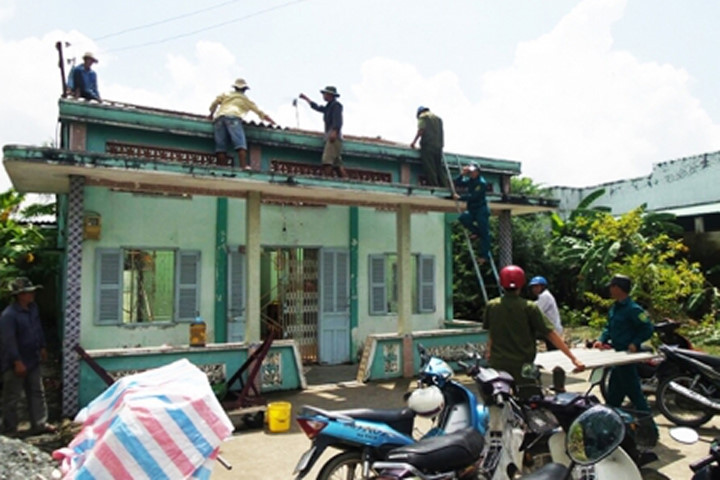 Bạc Liêu: Lốc xoáy làm tốc mái hàng chục căn nhà