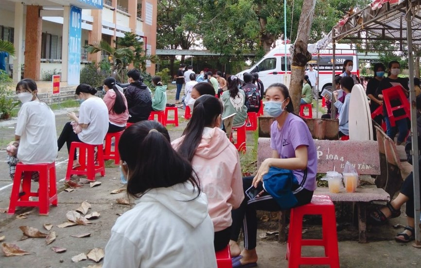 Học sinh Trường THPT Vĩnh Hải chờ đến lượt tiêm vắc xin.