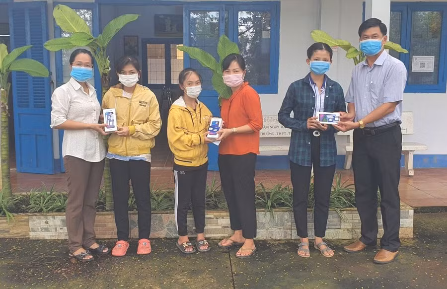 Trao thiết bị học trực tuyến cho HS hoàn cảnh khó khăn Trường THPT Tràm Chim (Đồng Tháp).