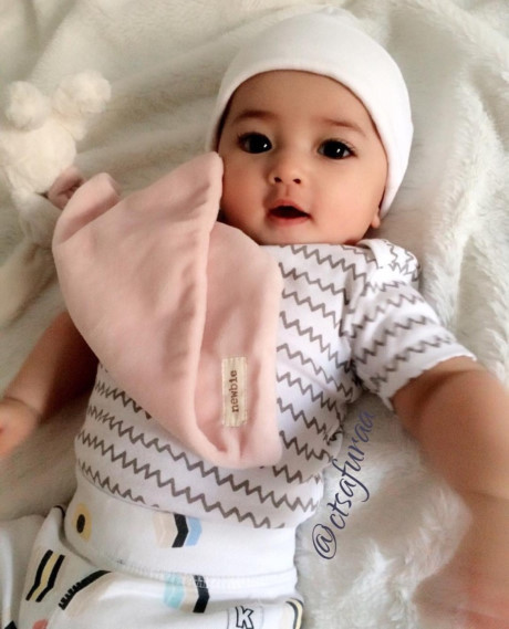 Em bé có đôi mắt đẹp nhất thế giới, ai cũng tò mò xem hình ảnh cha mẹ bé - Ảnh 4 Em be co doi mat dep nhat the gioi, ai cung to mo xem hinh anh cha me be - Anh 4