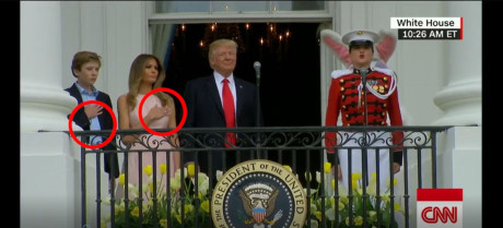 Ông Trump quên chào cờ hát quốc ca, bị vợ nhắc - Ảnh 1 Ong Trump quen chao co hat quoc ca, bi vo nhac - Anh 1