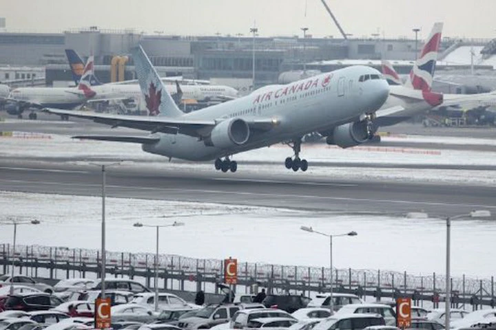 Air Canada gây bất bình vì bán vé quá mức so với số ghế quy định khiến một bé trai không lên được máy bay