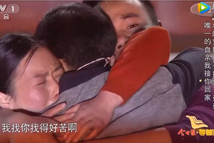 Wu Jiayu òa khóc ôm chặt em trai trên truyền hình hôm 16/4.