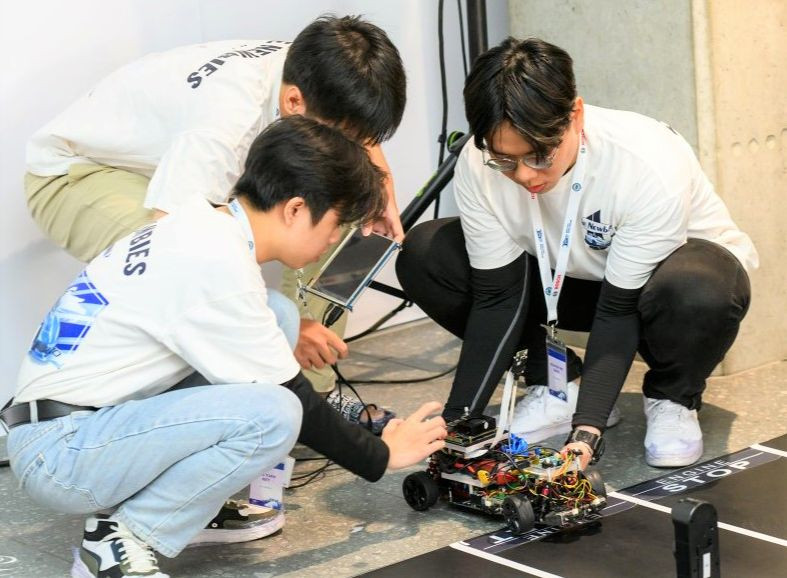 Sinh viên Trường ĐH Bách khoa - ĐHQG TPHCM trong cuộc thi thiết kế xe tự hành. Nguồn: BFMC.