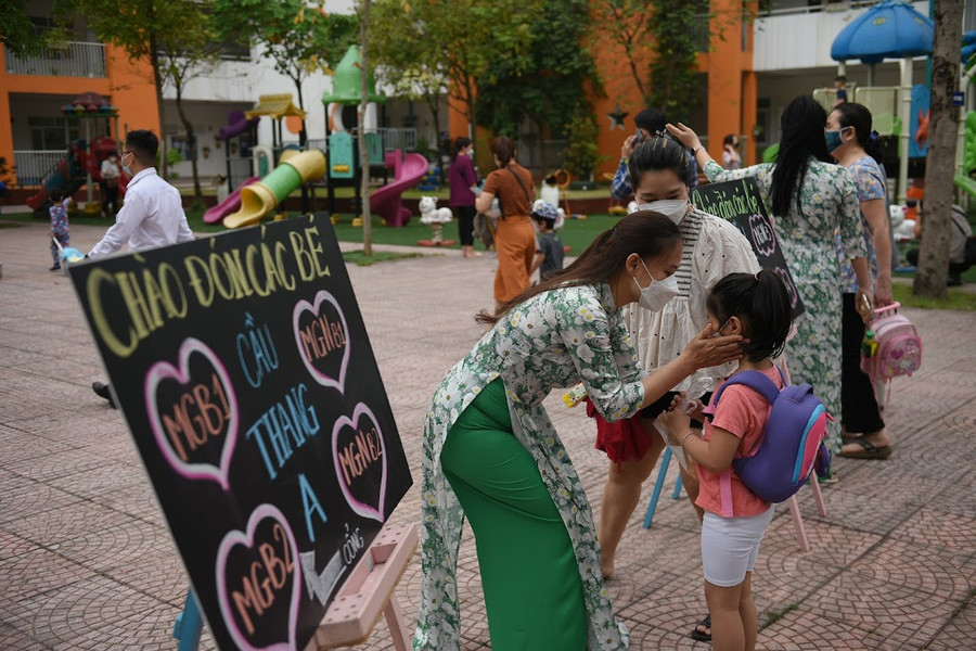 Học sinh Trường Mầm non Kim Liên tựu trường. Ảnh: Thế Đại