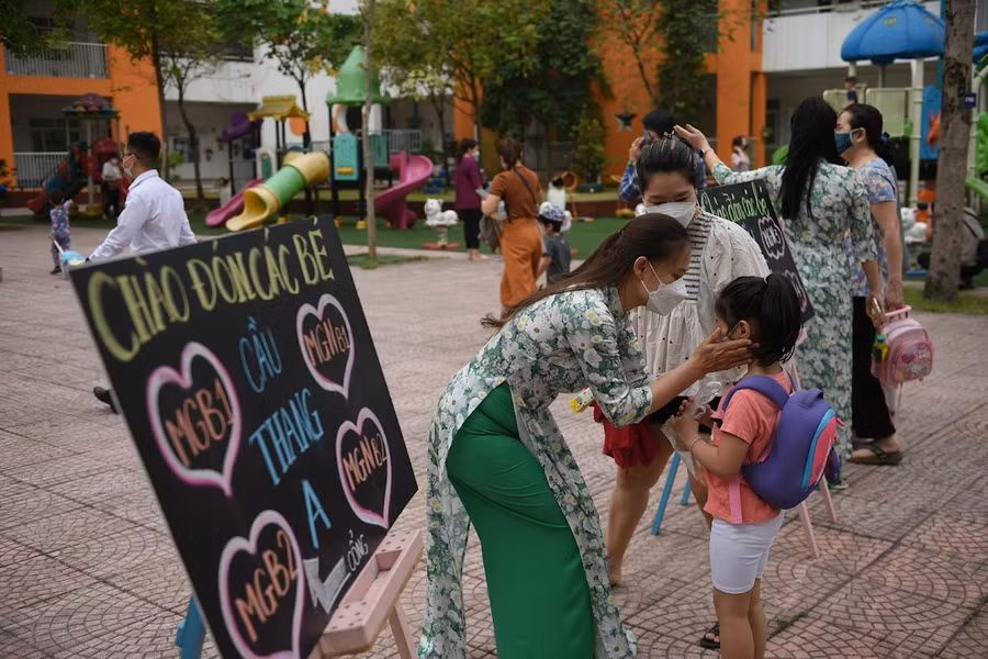 Học sinh Trường Mầm non Kim Liên tựu trường. Ảnh: Thế Đại