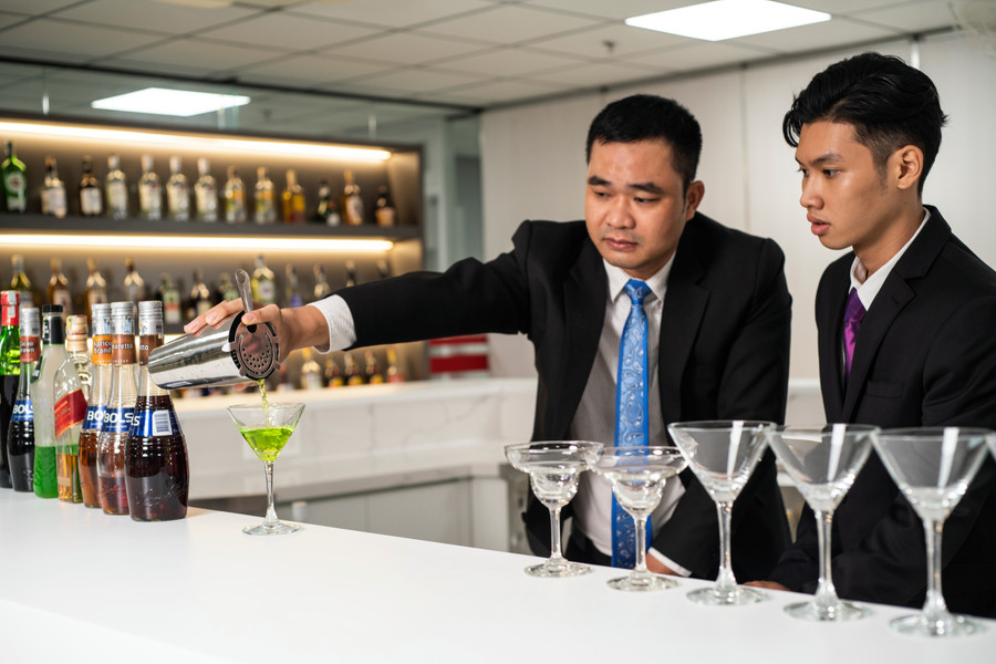 Giảng viên Trường ĐH Văn Lang trong tiết học thực hành. Ảnh: VLU