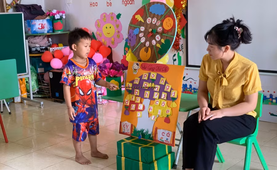 Các bé Trường Mầm non Toả Tình (Điện Biên) học tiếng Việt qua các trò chơi.