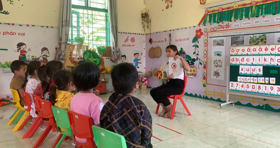 Giáo viên Trường Mầm non Ta Ma (Điện Biên) tăng cường tiếng Việt cho trẻ thông qua học cụ về một số loại biển báo giao thông.