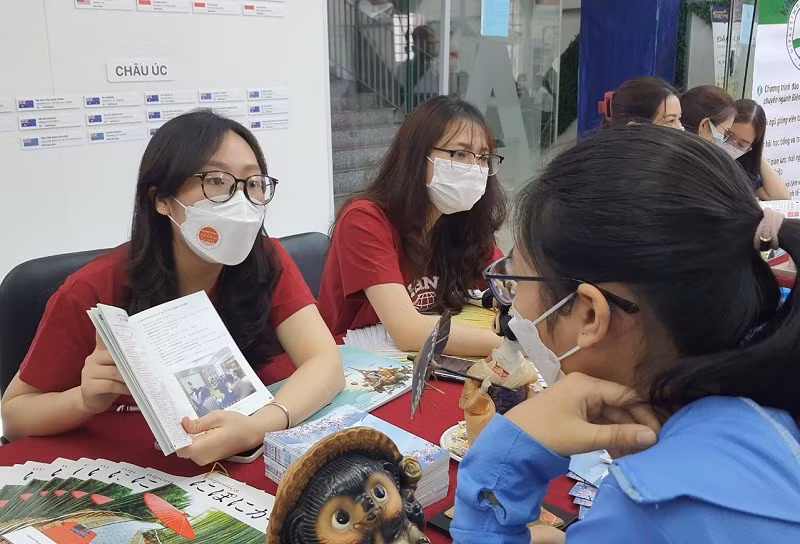 Thí sinh tham dự Ngày hội tư vấn tuyển sinh của Trường ĐH Hà Nội. Ảnh: TG