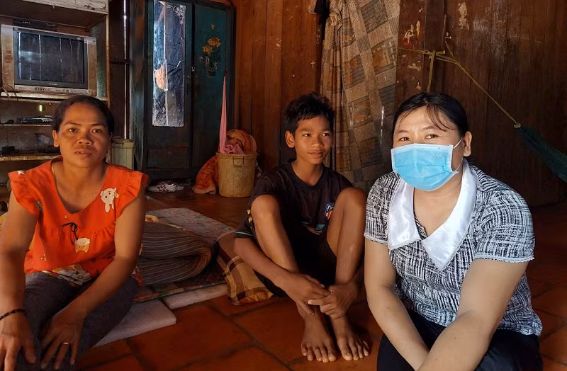 Ngoài giảng dạy trên lớp, cô Hương còn tận dụng thời gian rảnh đến thăm hỏi gia đình học sinh.