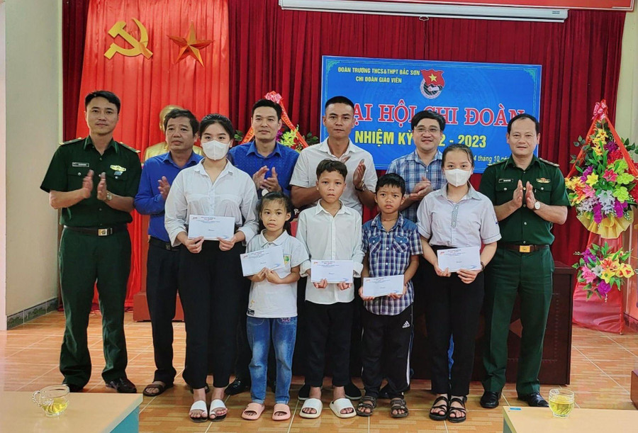 PV Báo GD&TĐ cùng Công ty CP Thương mại Đại Minh, Bộ Chỉ huy Bộ đội Biên phòng tỉnh Quảng Bình trao quà các em học sinh nghèo, mồ côi trong Chương trình “Con nuôi đồn Biên phòng” và “Nâng bước em đến trường” nhân dịp đầu năm học mới. PV Báo GD&TĐ cùng Công ty CP Thương mại Đại Minh, Bộ Chỉ huy Bộ đội Biên phòng tỉnh Quảng Bình trao quà các em học sinh nghèo, mồ côi trong Chương trình “Con nuôi đồn Biên phòng” và “Nâng bước em đến trường” nhân dịp đầu năm học mới.