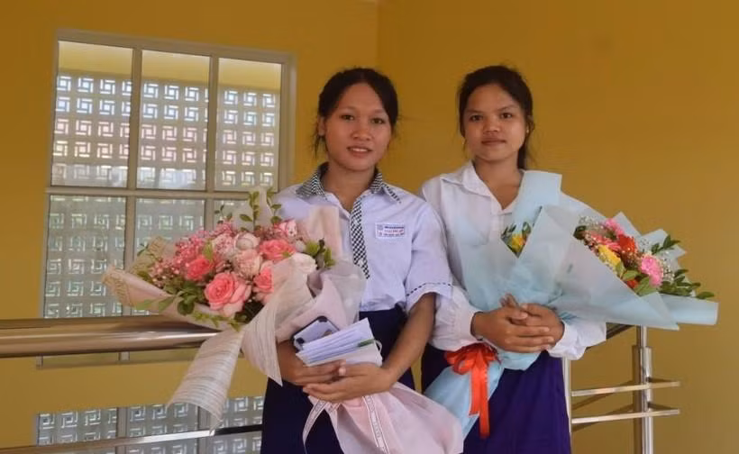 Nhờ sự giúp đỡ của Bộ đội Biên phòng Quảng Bình, em Cao Thị Lệ Hằng đã nỗ lực, cố gắng và trở thành người Rục đầu tiên đậu vào đại học.