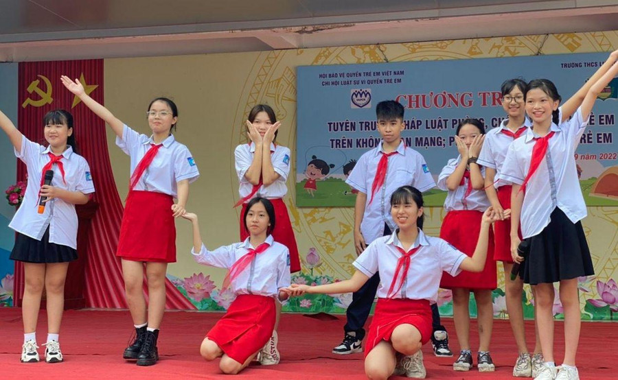 Học sinh Trường THCS Lương Yên (Hai Bà Trưng, Hà Nội) tự biên tự diễn các tiết mục văn nghệ. Ảnh: NTCC