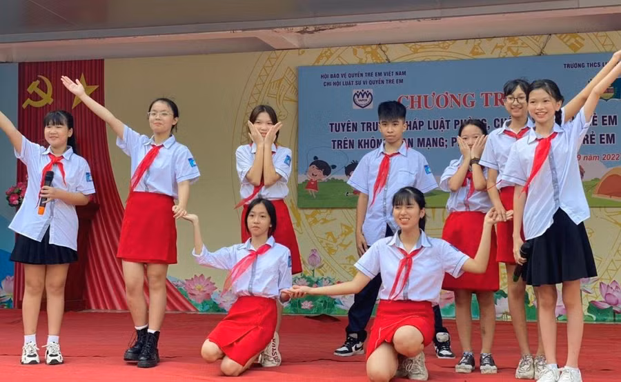 Học sinh Trường THCS Lương Yên (Hai Bà Trưng, Hà Nội) tự biên tự diễn các tiết mục văn nghệ. Ảnh: NTCC