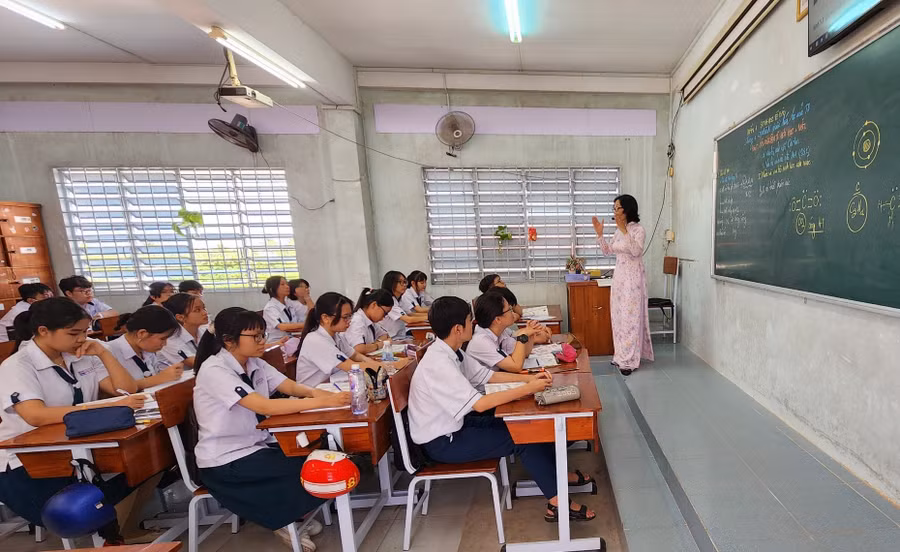 Cô trò Trường THPT chuyên Nguyễn Bỉnh Khiêm (Vĩnh Long) trong giờ học.