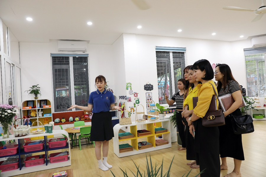 Đại biểu đã tham quan Trường mầm non Lý Thái Tổ 2 trong khuôn khổ chương trình tập huấn. Đại biểu đã tham quan Trường mầm non Lý Thái Tổ 2 trong khuôn khổ chương trình tập huấn.
