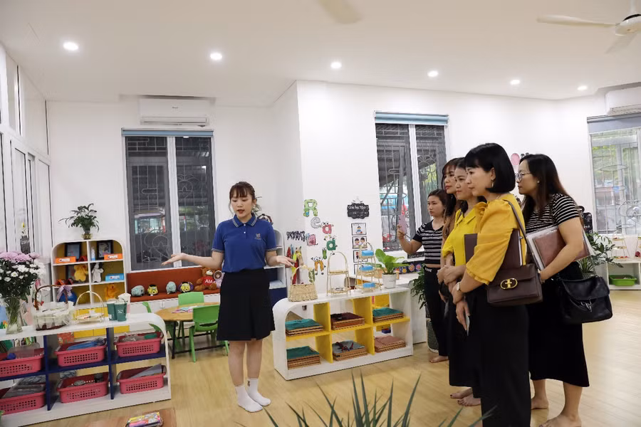 Đại biểu đã tham quan Trường mầm non Lý Thái Tổ 2 trong khuôn khổ chương trình tập huấn.