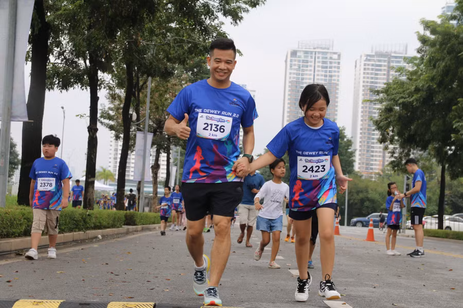 Các thành viên trong gia đình nắm tay thực hiện thử thách The Dewey Run.