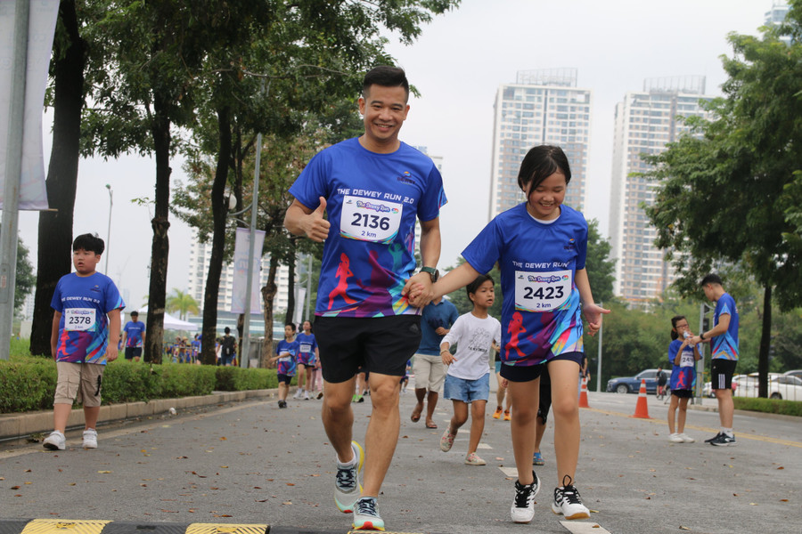 Các thành viên trong gia đình nắm tay thực hiện thử thách The Dewey Run. Các thành viên trong gia đình nắm tay thực hiện thử thách The Dewey Run.