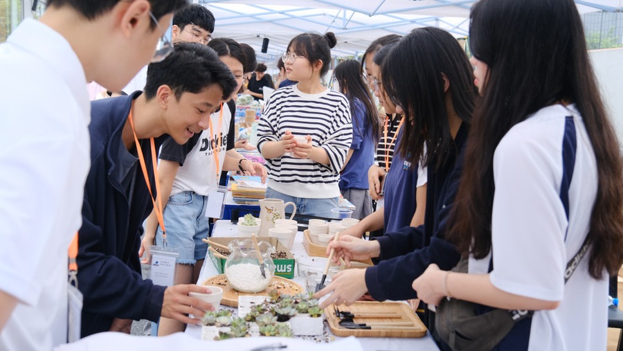 Các gian hàng bán đồ ăn, đồ uống, sản phẩm thủ công... là một điểm nhấn tại Dewey Family Day. Các gian hàng bán đồ ăn, đồ uống, sản phẩm thủ công... là một điểm nhấn tại Dewey Family Day.