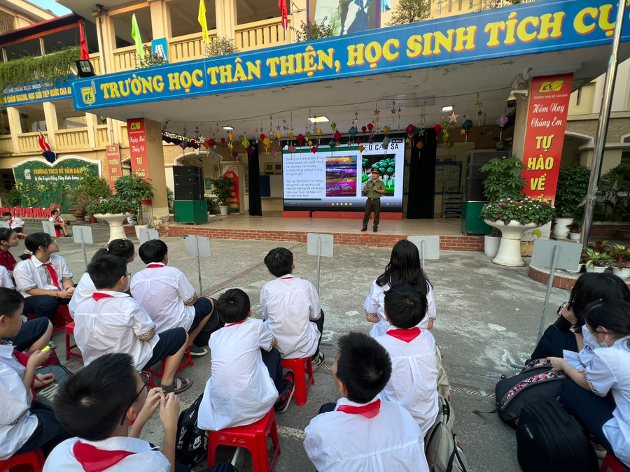 Công an tuyên truyền về phòng chống tác hại của thuốc lá, chất kích thích, ma túy... tại Trường THCS Bế Văn Đàn.