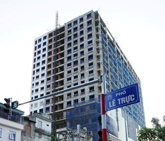 Thanh tra thành phố Hà Nội sẽ làm rõ trách nhiệm các tổ chức cá nhân liên quan tới sai phạm tại công trình 8B Lê Trực. Ảnh: Công Khanh. Hôm nay chốt phương án tháo dỡ vi phạm ở 8B Lê Trực