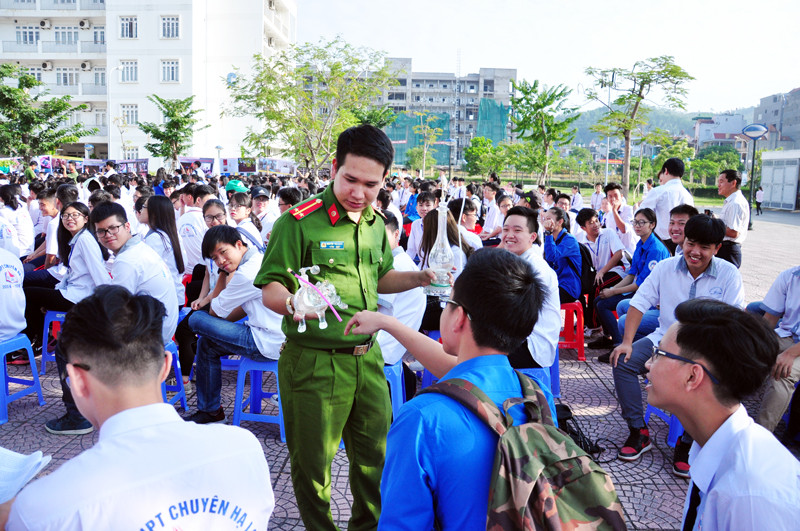Chiến sĩ công an phổ biến kiến thức phòng chống ma túy trong nhà trường. Ảnh minh họa/ Internet Chiến sĩ công an phổ biến kiến thức phòng chống ma túy trong nhà trường. Ảnh minh họa/ Internet