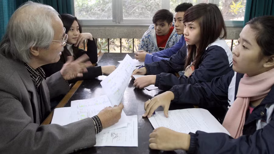 Học sinh Trường THPT Đinh Tiên Hoàng trong một buổi tư vấn tâm lý. Ảnh: Nhà trường cung cấp