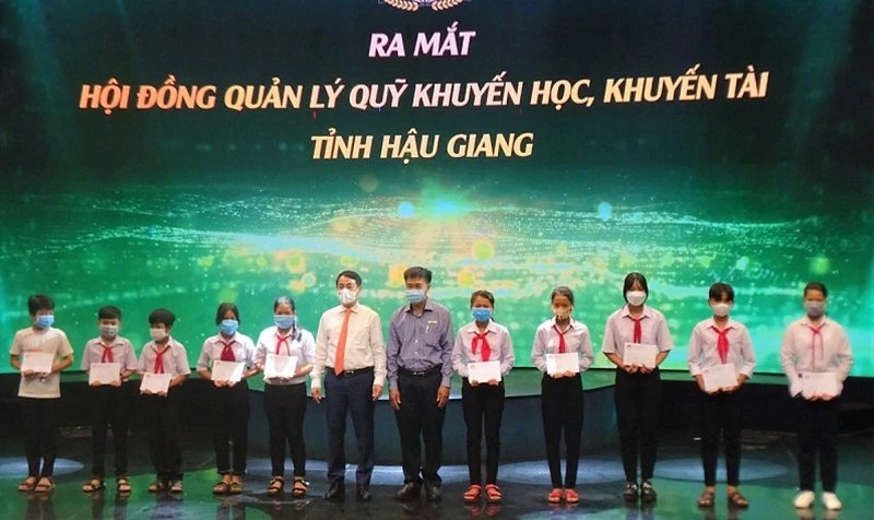 HS hoàn cảnh khó khăn được nhận học bổng từ Quỹ khuyến học, khuyến tài tỉnh Hậu Giang. Ảnh: CTV