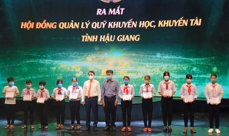 HS hoàn cảnh khó khăn được nhận học bổng từ Quỹ khuyến học, khuyến tài tỉnh Hậu Giang. Ảnh: CTV