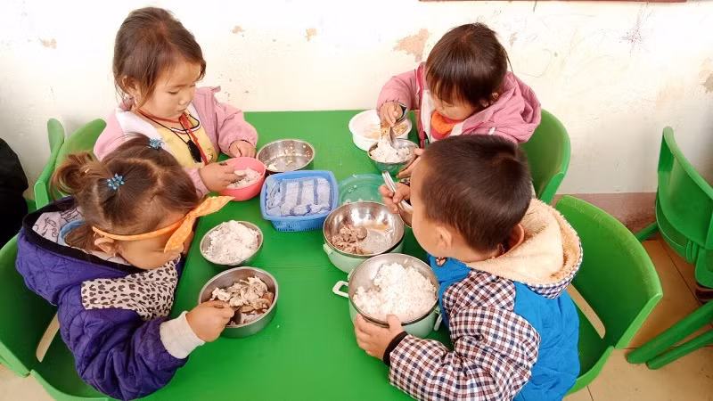 Bữa ăn bán trú của trẻ tại điểm lẻ Trường Mầm non Hoa Mai (Yên Châu, Sơn La).