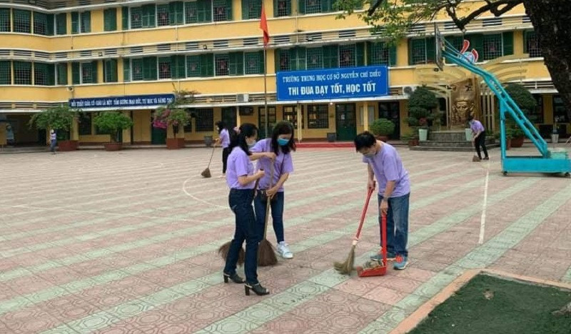 Các thầy cô giáo ở các trường tiến hành khử khuẩn, vệ sinh bàn ghế để chuẩn bị đón học sinh quay trở lại trường tham gia học trực tiếp.