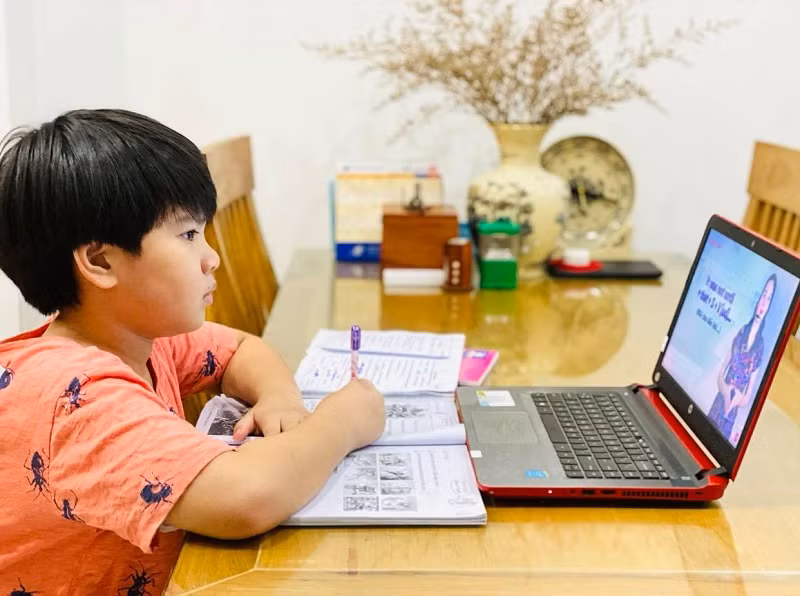 Học sinh tiểu học làm bài kiểm tra trực tuyến.