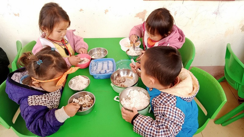Bữa ăn bán trú của trẻ tại điểm lẻ Trường Mầm non Hoa Mai (Yên Châu, Sơn La).