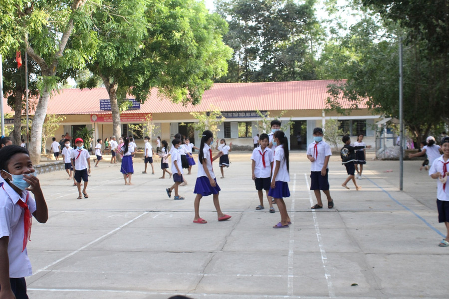 HS Tiểu học tại huyện Trà Cú (Trà Vinh) trong giờ chơi. HS Tiểu học tại huyện Trà Cú (Trà Vinh) trong giờ chơi.