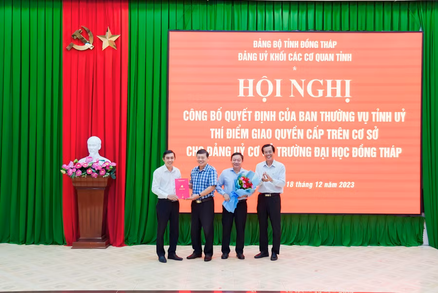 Bí thư Đảng ủy Trương Tấn Đạt và Hiệu trưởng Trường ĐH Đồng Tháp Hồ Văn Thống nhận Quyết định, hoa của Ban Thường vụ Tỉnh ủy Đồng Tháp. 