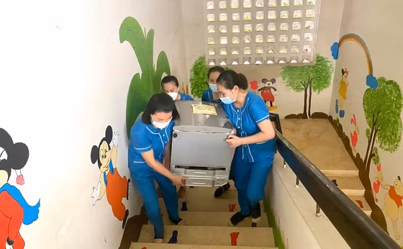 Nhà trường chủ động di chuyển các thiết bị trường học lên khu vực an toàn.