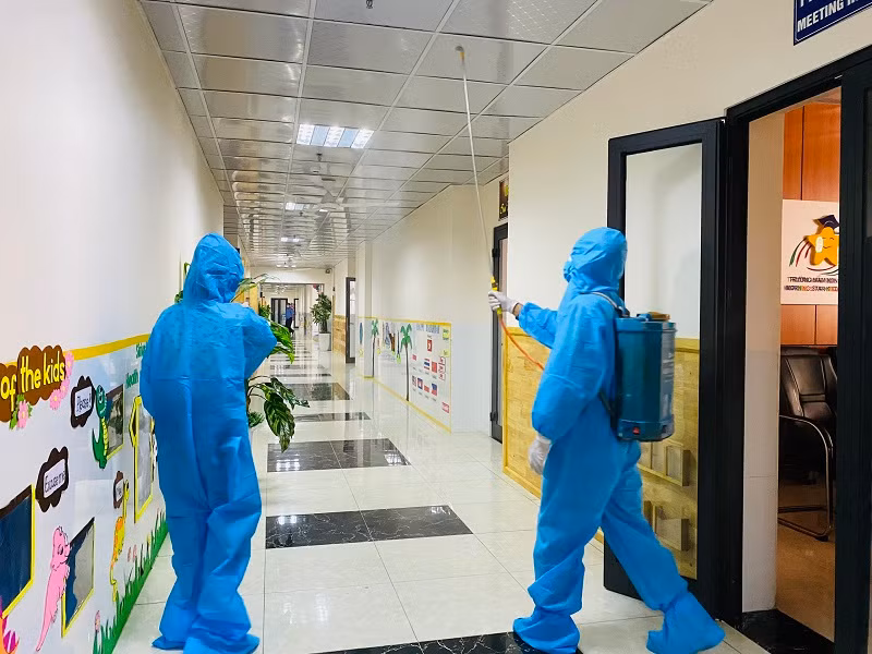 Trường Mầm non Sao Mai (thành phố Bắc Ninh) khẩn trương phun khử khuẩn sau khi phát hiện học sinh nhà trường mắc Covid-19.