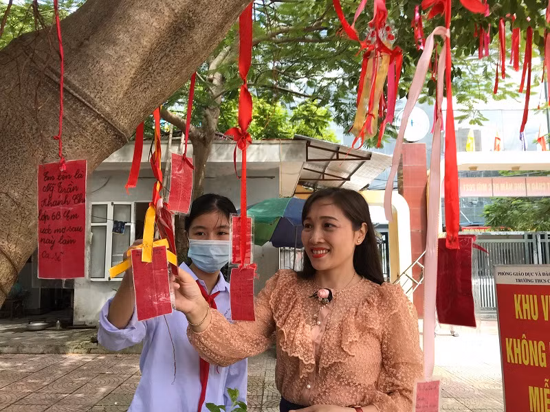 Cô Phạm Thị Giang xúc động trước những điều ước của học sinh thân yêu.