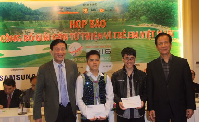 Ban tổ chức trao học bổng toàn phần cho sinh viên Thào Seo Sì và Lê Văn Tú tại buổi họp báo