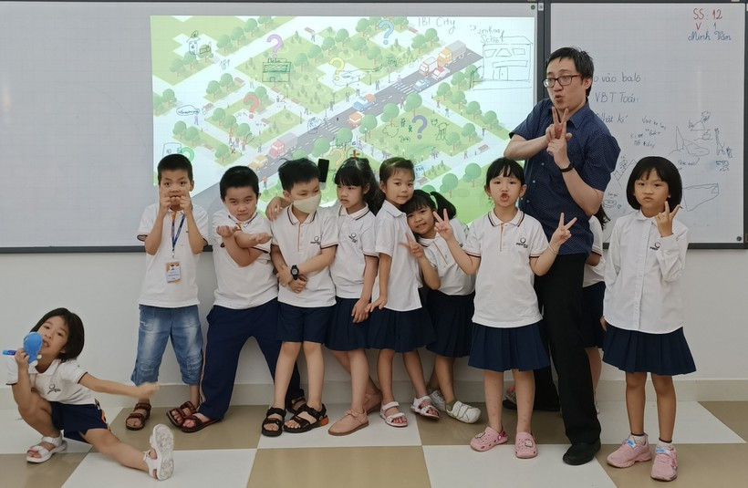 Thầy Ngô Huy Tâm và học sinh Trường Phổ thông liên cấp Phenikaa trong một hoạt động giáo dục. Thầy Ngô Huy Tâm và học sinh Trường Phổ thông liên cấp Phenikaa trong một hoạt động giáo dục.