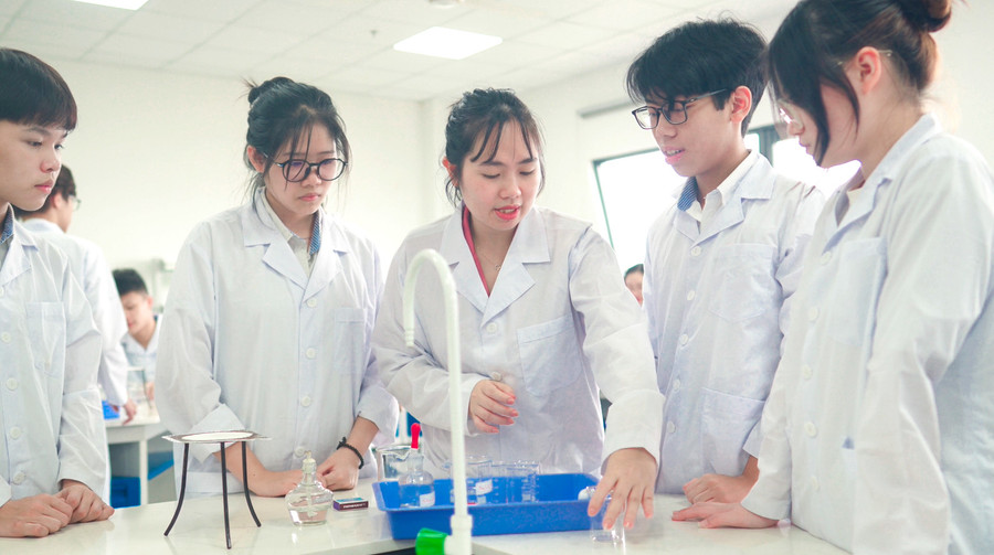 Học sinh Trường Phổ thông liên cấp Phenikaa thực hành thí nghiệm. Ảnh: NTCC Học sinh Trường Phổ thông liên cấp Phenikaa thực hành thí nghiệm. Ảnh: NTCC