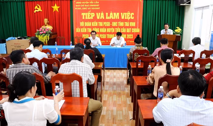 Sở GD&ĐT Trà Vinh kiểm tra kết quả thực hiện phổ cập giáo dục, xóa mù chữ năm 2023 tại huyện Tiểu Cần. Ảnh: T.Uyên - C.Hẹn.