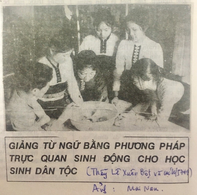 Giờ dạy từ ngữ bằng phương pháp trực quan cho học sinh dân tộc của thầy Lê Xuân Bột. Ảnh: Mai Nam. Giờ dạy từ ngữ bằng phương pháp trực quan cho học sinh dân tộc của thầy Lê Xuân Bột. Ảnh: Mai Nam.