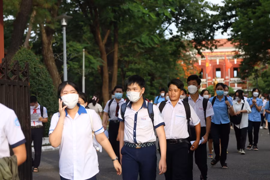 Sau 1 ngày các thí sinh đã hoàn thành bài thi hệ không chuyên.