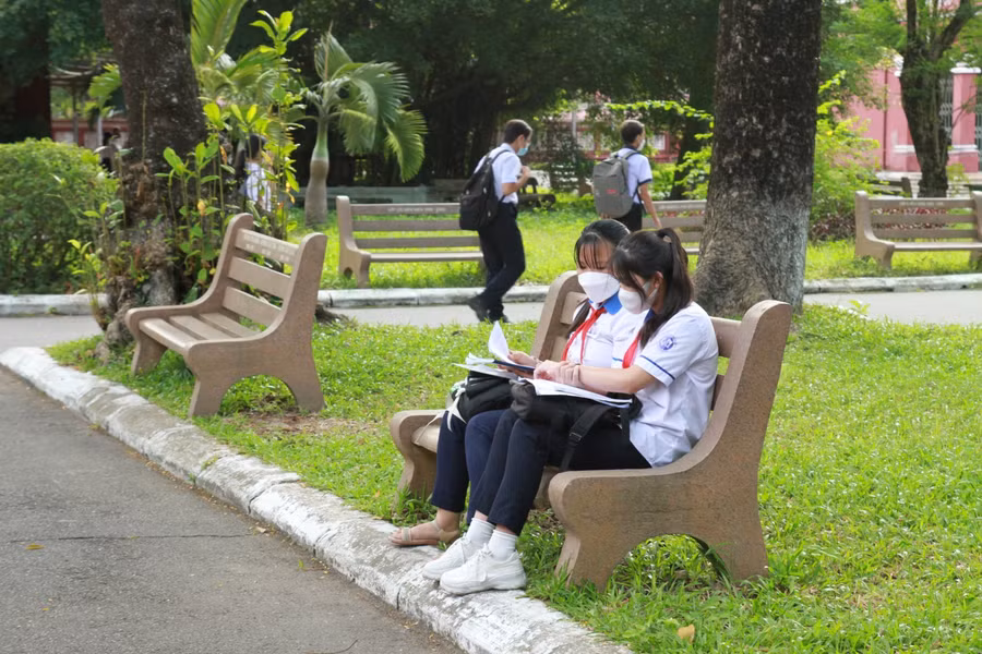 Các thí sinh tranh thủ ôn lại bài trước khi vào phòng thi.